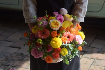 明るめお誕生日アレンジメント｜「フラワーショップ花よど」　（熊本県天草市の花キューピット加盟店 花屋）のブログ