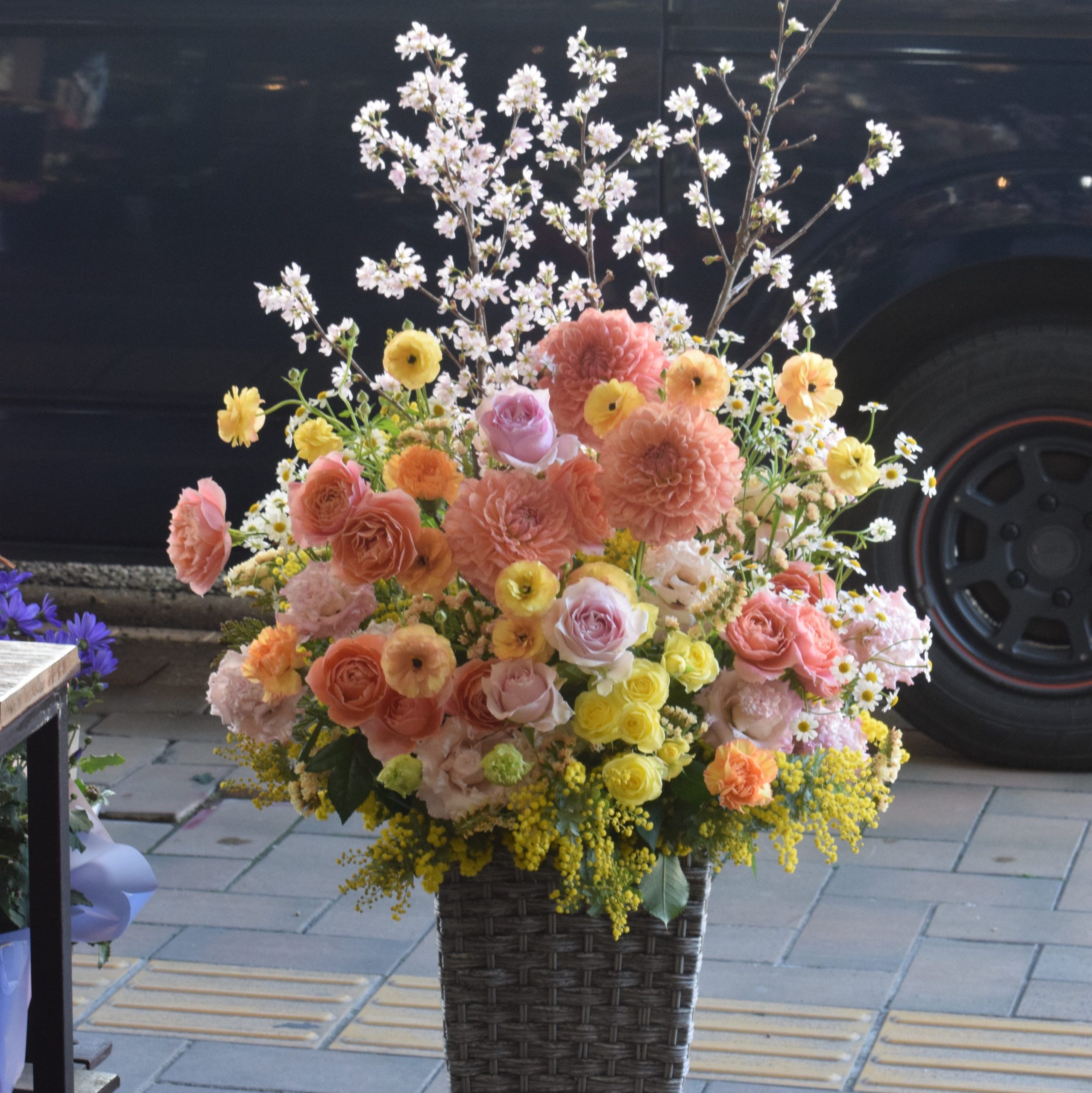 卒園の演台横に置くアレンジメント｜「フラワーショップ花よど」　（熊本県天草市の花キューピット加盟店 花屋）のブログ